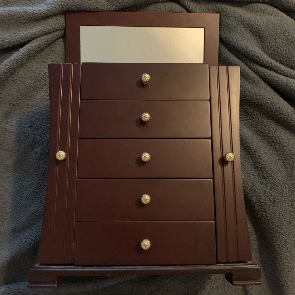 Jewelry box